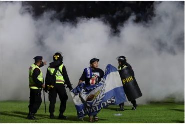 Riñas y estampidas en un estadio de fútbol dejan casi 200 muertos en Indonesia (+Videos)