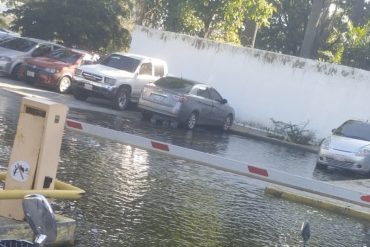 Se inundó el estacionamiento del Hospital Pérez Carreño por las fuertes lluvias (+Foto)