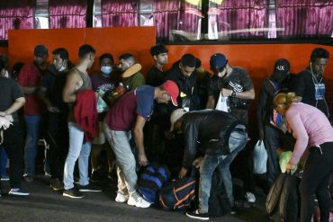 Detuvieron a 22 personas por tráfico de migrantes en Guatemala, siete policías involucrados: los trasladaban hacia México en su ruta hacia Estados Unidos