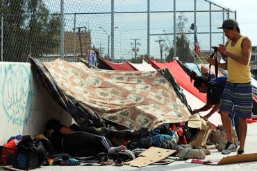 El frío se ensaña contra los venezolanos varados en Ciudad Juárez: duermen en las calles con temperaturas de 4 grados centígrados