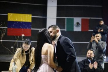 Siete parejas de migrantes venezolanos se casaron en un albergue de México