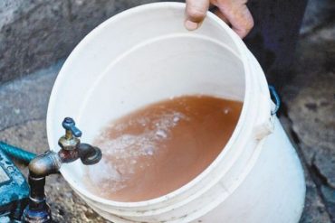 Nauseabunda y color barro: difunde video del agua que llega a vecinos de Valle del Tuy