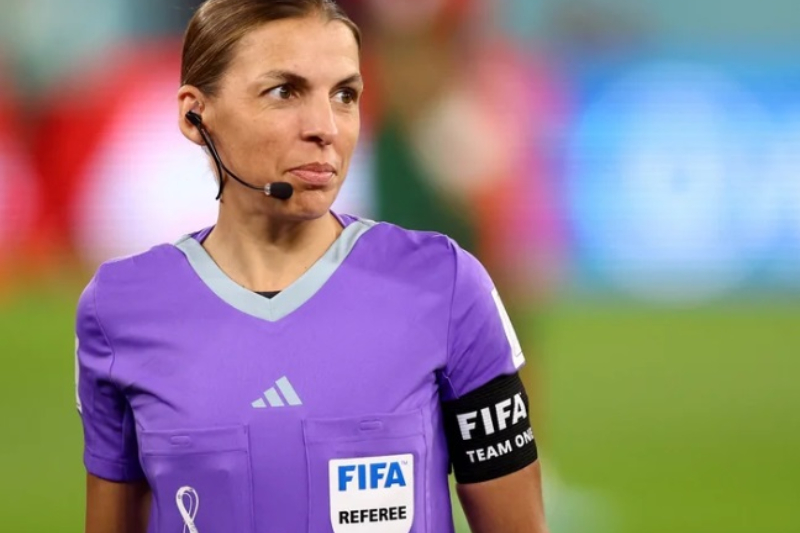 Stéphanie Frappart será la primera mujer que dirigirá un partido en un Mundial (+El juego que pitará) Stéphanie Frappart será la primera mujer que dirigirá un partido en un Mundial (+El juego que pitará)
