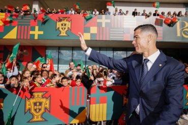 Cristiano Ronaldo llegó muy sonriente a Catar junto a su selección: firmó autógrafos y se tomó fotos (+Video)