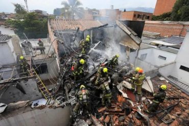 Tragedia en Medellín: Ocho muertos al caer avioneta sobre una zona residencial (+Videos)