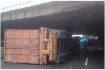 Se volcó una gandola en la autopista Francisco Fajardo durante la madrugada de este viernes #25Nov (+Video)