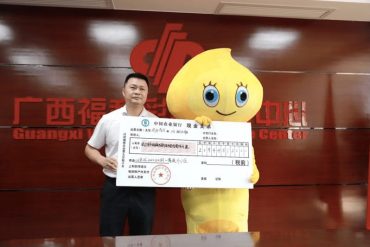 Un hombre  se disfrazó de pollo para ir a cobrar los 30 millones de dólares que se ganó en el premio más grande de la lotería china