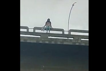 Las impactantes imágenes del rescate de una mujer embarazada que intentó suicidarse desde el puente de Petare (+Video)