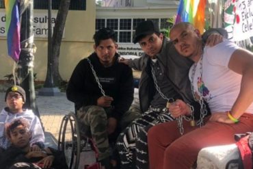Activistas de la comunidad LGBTIQ+ cumplen 72 horas encadenados frente a la Defensoría del Pueblo en Caracas