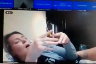 Sancionaron a jueza en Colombia que apareció semidesnuda, fumando y acostada durante una audiencia virtual (+Video)