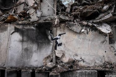 Banksy plasma uno de sus grafiti sobre un edificio en ruinas de Ucrania (+Fotos)