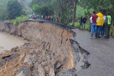 Así colapsó la carretera que conecta Lara con Yaracuy debido a las fuertes lluvias (+Video)