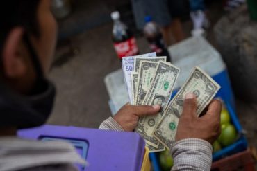 Dólar paralelo vuelve a superar la barrera de los 25 bolívares para este viernes #17Mar