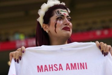 Fanáticos que apoyan al régimen iraní hostigaron a quienes llevaron banderas y carteles de protesta en el partido contra Gales