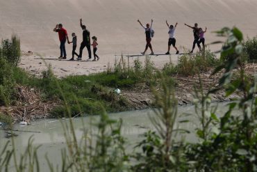 16 migrantes venezolanos y colombianos fueron enviados engañados de Texas a California: los abandonaron en una iglesia