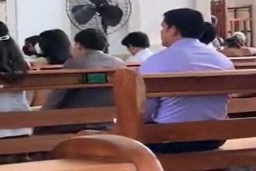 Pillaron a un joven viendo un partido de Qatar 2022 en plena iglesia y mientras el cura oficiaba la misa (+Video)