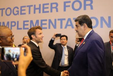 Macron llamó a gobierno y oposición venezolanos a retomar «cuanto antes» el diálogo días después del apretón de manos con Maduro