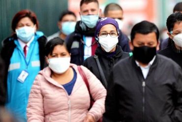 En Perú evalúan retomar el uso de mascarillas tras aumento sostenidos de casos de COVID-19