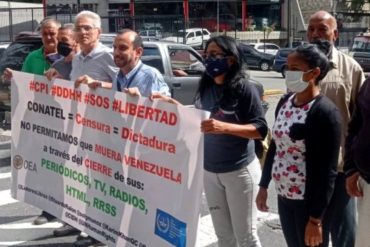 Integrantes de una ONG protestaron en Caracas contra la censura y el cierre masivo de radios en Venezuela