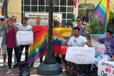 “Venezuela no es Qatar”: Activistas LGBTI se encadenaron frente a la Defensoría del Pueblo para exigir igualdad de derechos