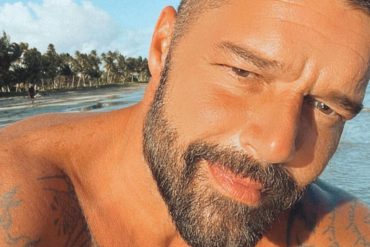 Ricky Martin prende el fuego en las redes con un video recibiendo lluvia de pintura totalmente desnudo