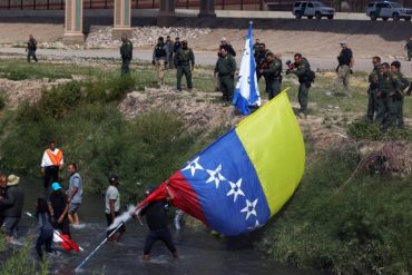 Patrulla Fronteriza de EEUU investiga disparos de balas de goma contra inmigrantes venezolanos en la frontera entre México y Texas