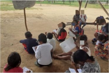 “No hay mesas ni pupitres para sentarse”: los niños de La Guajira no piden juguetes sino sillas para sus escuelas