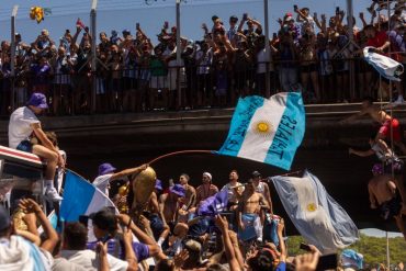 Messi y la selección argentina no pudieron llegar al Obelisco: la aglomeración impidió que culminaran el recorrido en autobús (+Fotos)