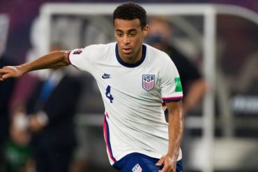 El tierno gesto del futbolista estadounidense Tyler Adams con su madre tras despedirse del Mundial (+Video)