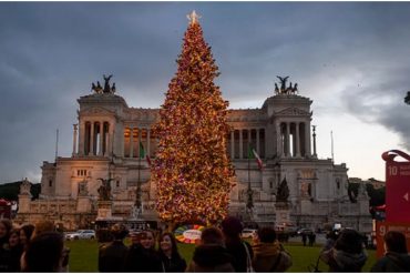 Roma iluminó su icónico árbol de Navidad con paneles solares y se desataron críticas: «Son horrorosos»