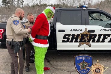 Hombre disfrazado de Grinch detenido en Minnesota por “robarse la Navidad”