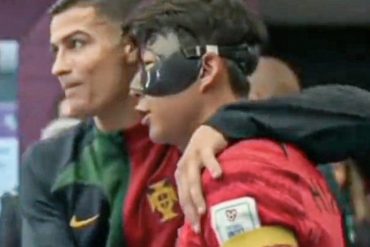 El fraternal abrazo que le dio Cristiano Ronaldo al delantero estrella de Corea que juega con una máscara (+Video)