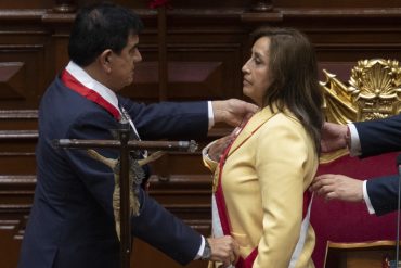 ¿Quién es Dina Boluarte, la nueva presidenta de Perú, y qué retos enfrentará tras la destitución de Pedro Castillo? (+Perfil)