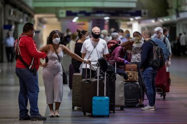 Venezuela finalmente dejará de pedir pruebas de covid en aeropuertos a partir del #31Dic: por casi dos años pasajeros debieron pagar $60 extra Venezuela finalmente dejará de pedir pruebas de covid en aeropuertos a partir del #31Dic: por casi dos años pasajeros debieron pagar $60 extra