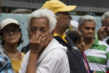 “Los jubilados y pensionados siguen excluidos, las prestaciones desaparecieron”: Las reacciones ciudadanas a la “bonificación” del salario que anunció Maduro