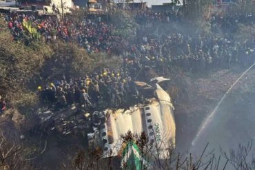 Se estrelló un avión con 72 personas a bordo en Nepal: es el accidente más grave de los últimos diez años en la zona