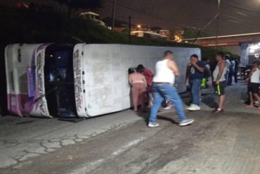 Un autobús tipo encava se volcó en el sector El Limón de la autopista Caracas-La Guaira