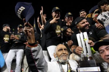 “Vio otro título, debe estar feliz”: En redes celebraron por “Lezama”, el fanático de 103 años que ha vivido todos los campeonatos de Caracas (+Videos)