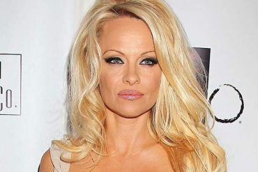 Pamela Anderson usó 30 años después un bikini como el rojo que utilizaba en Baywatch