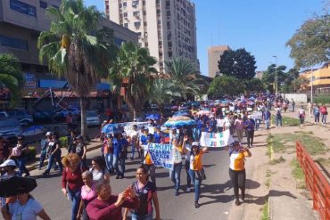 “El sueldo me alcanza para comprar un pollo”: el reclamo de un docente que protestó en Bolívar