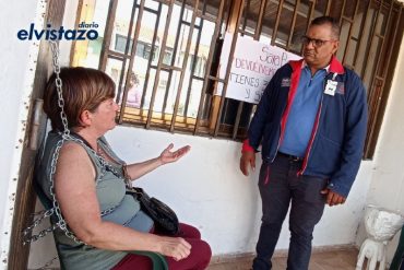 Propietaria se encadenó en la puerta de su vivienda en El Tigre: denuncia que los inquilinos tienen tres años sin pagar alquiler y se niegan a desalojar