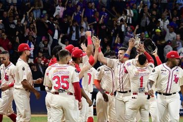 Leones del Caracas reclaman a la LVBP el uso indebido de la samba de los Tiburones: “siguen tocando con los pitchers en movimiento”