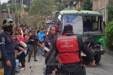 Mueren dos personas en Los Teques tras un accidente de tránsito: una moto impactó contra una camioneta