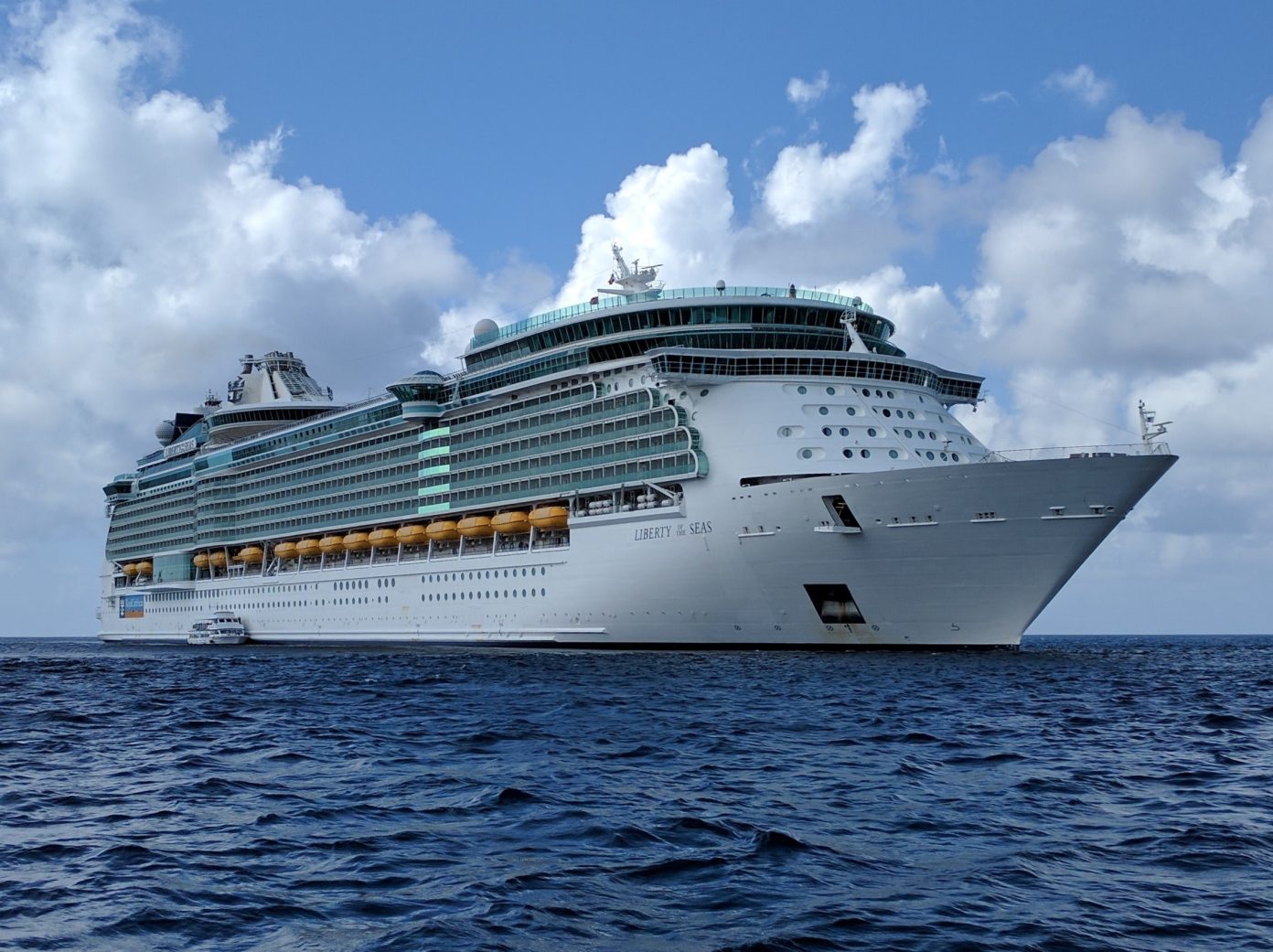 Un crucero de Royal Caribbean rescata a 17 cubanos varados en el mar Un crucero de Royal Caribbean rescata a 17 cubanos varados en el mar