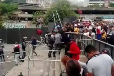 Fanáticos derribaron rejas por lentitud en ventas de entradas para el Caracas-Magallanes del #20Ene: la policía solo observaba (+Video)