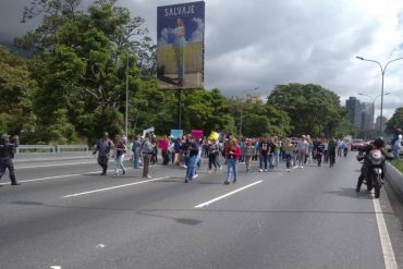 Las protestas siguen y este #12Ene le tocó a los trabajadores y profesores de la UCV: trancaron la autopista Francisco Fajardo (+Videos)