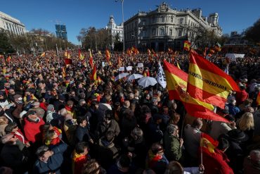 “El peor gobierno de la historia”: miles de personas se manifiestan en Madrid contra Pedro Sánchez y exigen su dimisión (+Videos y fotos)
