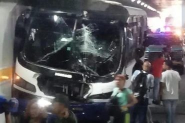 Un autobús de pasajeros chocó contra una gandola en el túnel Boquerón 1 la Caracas-La Guaira este #22Feb (+Video)