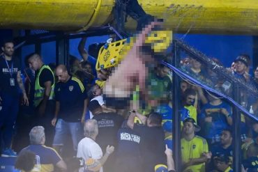 Fanático del Boca Juniors casi muere tras caer desde una tribuna del estadio la Bombonera y quedar atrapado en el alambrado de púas (+Imagen fuerte)