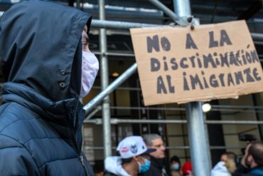 Migrantes venezolanos protestaron en Nueva York tras ser desalojados de un hotel en Manhattan (+Video)